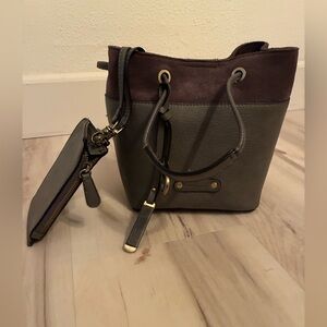 Chic Two-Tone Bucket Bag with Pouch